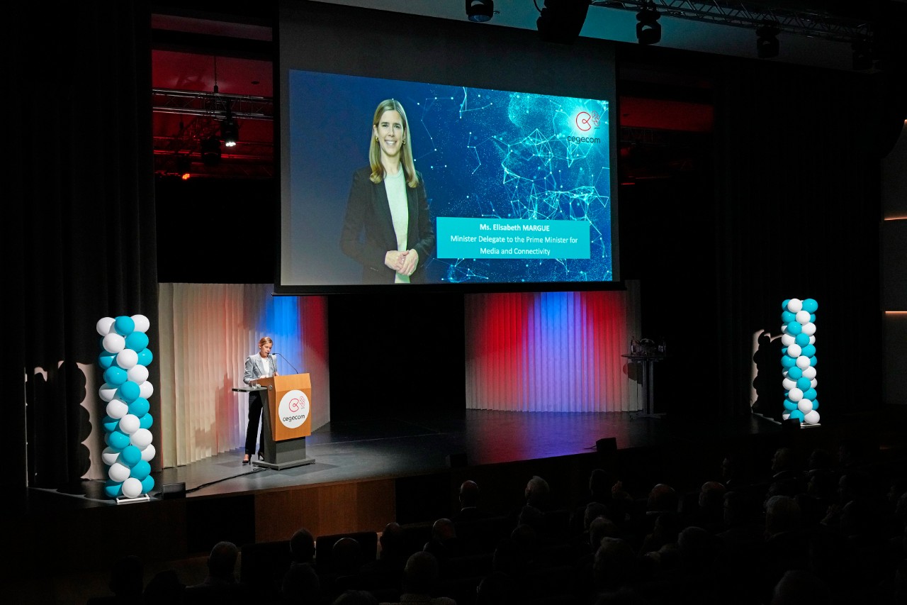 Elisabeth Margue au pupitre en train de donner son discours d'ouverture