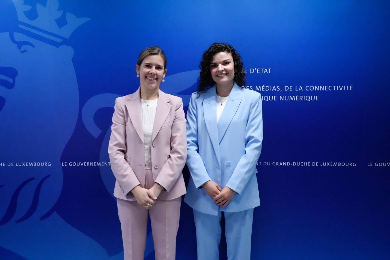 (de g. à dr.) Elisabeth Margue, ministre déléguée auprès du Premier ministre, chargée des Médias et de la Connectivité ; Patricia Simões Nunes, ILR