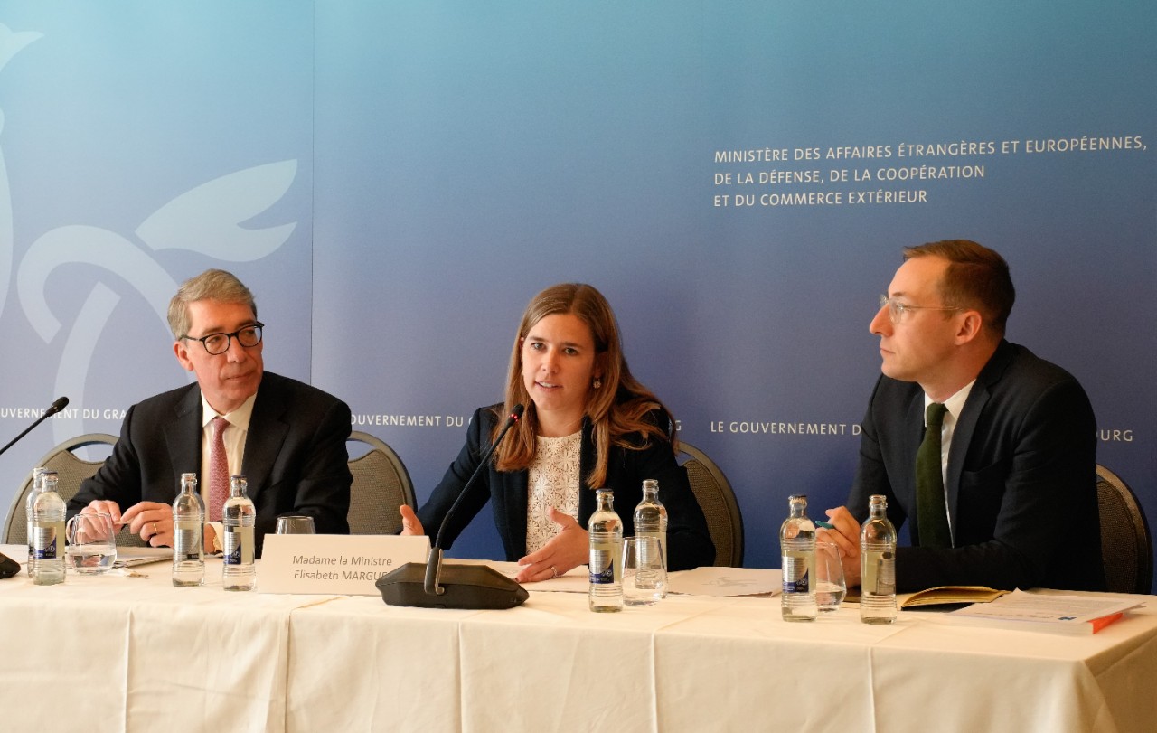 (de g. à dr.) Jean Olinger; secrétaire général du ministère des Affaires étrangères ; Elisabeth Margue, ministre déléguée auprès du Premier ministre, chargée des Médias et de la Connectivité ; Max Gindt, Service des médias, de la connectivité et de la politique numérique 